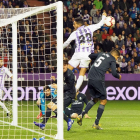 Anuar se eleva por encima de Odriozola y Varane (5), con Courtois superado, durante el reciente Real Valladolid-Real Madrid.-PABLO REQUEJO