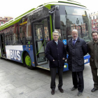 Javier León de la Riva presenta junto al concejal de Movilidad el nuevo autobús híbrido, eléctrico y diésel-J.M.Lostau