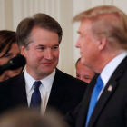 El juez Brett Kavanaugh junto a Donald Trump, en la Casa Blanca.-/ JIM BOURG (REUTERS)