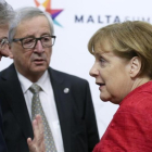 La cancillera alemana, Angela Merkel conversa con el 'premier' italiano, Paolo Gentiloni, junto al presidente de la Comisión Europea, Jean-Claude Juncker, en la cumbre informal de la UE en Malta, el pasado mes de febrero.-EFE / OLIVIER HOSLET