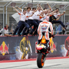 Los mecánicos de Marc Márquez reciben a su campeón encaramados al muro de Austin tras su última victoria.-