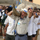 Varios expedicionarios portan una balsa de junco de los indígenas peruanos que recibe el nombre de totora, y que fue un regalo que le hicieron al fundador de la Ruta durante la expedición de 2011 y que de ahora en adelante podrá encontrarse en la localida-ical