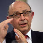 El ministro de Hacienda, Cristóbal Montoro, el pasado viernes, durante la rueda de prensa tras el Consejo de Ministros.-DAVID CASTRO