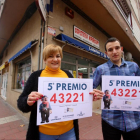 La propietaria de la Copiateria Hipercopy muestra el número agraciado con un quinto premio junto a su hijo frente al establecimiento-Ical