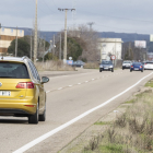 Imagen de archivo de la carretera, caracterizada por el intenso tráfico, que se ensanchará por la derecha en lo que ahora es un camino.- PHOTOGENIC.