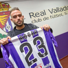 Roger muestra su camiseta, con el ‘jordanesco’ número 23. La temporada pasada portaba el 9.-Miguel Ángel Santos