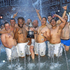 Los jugadores del VRAC Quesos Entrepinares celebran anoche el título conquistado en la fuente de Plaza Madrid.-J.M.LOSTAU