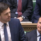 Cameron (derecha) escucha al secretario de Estado de Trabajo y Pensiones, Stephen Crabb, en la Cámara de los Comunes, en Londres, este lunes.-