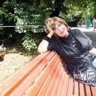 Concha Velasco sentada en un banco en un parque Campo Grande de Valladolid en el año 2011, en una imagen de archivo. -EL MUNDO