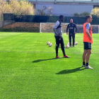 Sergio observa el entrenamiento del martes, ante el mediocentro El Hacen y el lateral Nacho.-A. ALVARADO