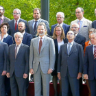 El rey Felipe VI, junto al ministro de asuntos exteriores, Alfonso Dastis, durante la reunión del Consejo Científico del Real Instituto Elcano en La Granja-ICAL