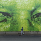 Un hombre pasa en frente de un gigante mural del histórico presidente sudafricano, Nelson Mandela.-AP/ THEMBA HADEBE