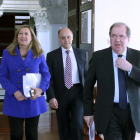 El presidente de la Junta, Juan Vicente Herrera, presenta el proyecto de Presupuestos Generales de la Comunidad para el año 2017. Junto a él, la consejera de Economia y Hacienda, Pilar del Olmo, y el director general de Presupuestos, José Armando Baeta .-ICAL