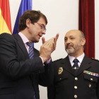 Toma de posesión del nuevo comisario jefe provincial de Policía de Salamanca, Francisco Martín Ancín. En la imagen junto al alcalde de Salamanca Alfonso Fernández Mañueco-Ical