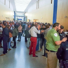 Veterinarios que se encerraron ayer en la Consejería de Agricultura y Medio Ambiente.-E.M.