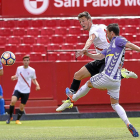 Marc Gual dispara a puerta ante Alberto Guitián durante el Sevilla Atlético-Real Valladolid 16-17.-SFC