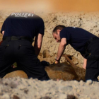 Agentes expertos de la policía alemana trabajan en la desactivación de una bomba de la Segunda Guerra Mundial en Berlín.-AFP