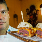 Alfonso del Caño, gerente del Corinto, posando con la denominada ‘Txuleta de carne roja’, ganadora del concurso a la mejor hamburguesa de Valladolid. J. M. LOSTAU
