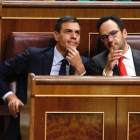 El líder del PSOE, Pedro Sánchez, y el portavoz del grupo parlamentario, Antonio Hernando, en el Congreso.-JUAN MANUEL PRATS