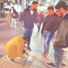 Momento en que unos hombres tapan con cemento la inscripción en árabe del memorial por las víctimas del 17-A.-CPU POLICÍAS UNIDOS