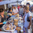 Los visitantes prueban los quesos de uno de los stands que acogió el Mercado del Queso.-PABLOREQUEJO