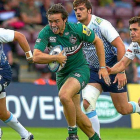 Oliver Bryant corre con el oval perseguido por tres rivales.-LEICESTER FOOTBALL CLUB