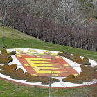 Escudo de Valladolid junto a la Avenida de Salamanca, con la laureada.-J.M.LOSTAU