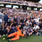 Jugadores y técnicos celebran la permanencia junto a los aficionados que estuvieron en Vallecas.-REAL VALLADOLID