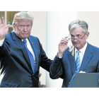 Donald Trump saluda junto a Jerome Powell, en su presentación como presidente de la Reserva Federal de Estados Unidos.-AFP / SAUL LOEB