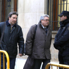 El procurador y el abogado de la defensa de Montserrat González y Triana Martínez, ayer, a su llegada a la Audiencia-Ical