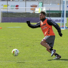 Chica conduce el balón durante el entrenamiento de ayer en los Campos Anexos.-BALCAZA