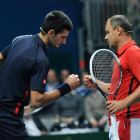 Novak Djokovic choca el puño con su ya extrenador, Marian Vajda, el pasado 5 de mayo en una exhibición en Bratislava.-AFP