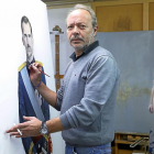 El artista vallisoletano Enrique Reche, en su estudio, trabaja en el retrato del rey Felipe VI.-J.M.LOSTAU