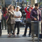 Turistas chinos en el paseo de Gràcia de Barcelona.-Foto: DANNY CAMINAL