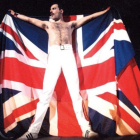 Freddie Mercury sostiene la bandera de Reino Unido durante un concierto con su grupo, 'Queen'.-