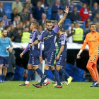 Antoñito saluda ante Alcaraz y Masip mientras el equipo se retira tras el final del partido.-PHOTO-DEPORTE