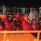 Una embarcación de Salvamento Marítimo llega al puerto de Motril, el pasado mes de enero, con inmigrantes rescatados en el Mar de Alborán.-EFE