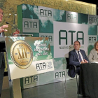 El presidente de la Diputación recoge en Madrid el premio de manos de Lorenzo Amor, Fátima Báñez y Soraya Mayo.-ICAL