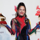 Rosalía posa con los dos premios Grammy latinos: Mejor Canción Alternativa y Mejor Actuación en Fusión Urbana, en Las Vegas.-