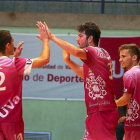 Isaac y Dani Martín celebran un gol en  presencia de Raúl.-M.Á. SANTOS (PHOTOGENIC)