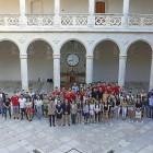 El recién elegido rector de la UVa Antonio Largo acompañado por vicerrectores y el director general de Deportes de la Junta Alfonso Lahuerta, posan para la tradicional foto de familia junto a los deportistas universitarios distinguidos en el Trofeo Rector-EL MUNDO