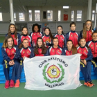 El equipo del CA Valladolid que participará en la Copa de cubes posa en las instalaciones de Río Esgueva junto a la bandera del club.-EL MUNDO