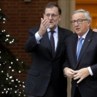El presidente de la Comisión Europea, Jean-Claude Juncker, recibido por Mariano Rajoy antes de su reunión en la Moncloa.-JOSE LUIS ROCA