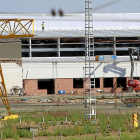 Obras de acondicionamiento en el exterior de la factoría Made Tower de Medina del Campo.-J.M. LOSTAU