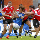 El fijiano Kalo Gavidi protege el oval ante la presencia de tres defensores del SilverStorm durante el encuentro de ayer.-J. M. LOSTAU
