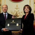 Juan Carlos Campo recibe la cartera del Ministerio de Justicia de manos de Dolores Delgado.-BALLESTEROS / EFE