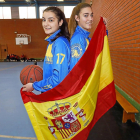 Las jugadoras de Ponce Esther Sevilla y Marina Díaz posan con la bandera de España-J.M. LOSTAU