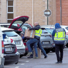 Agentes introducen en un coche las cajas con la documentación incautada en el tanatorio del Camino del Cementerio.-MIGUEL ÁNGEL SANTOS /  PHOTOGENIC
