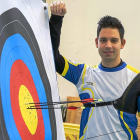 ÁlvaroSimó posa junto a la diana en las instalaciones de RíoEsgueva, donde entrena.-PABLO REQUEJO