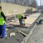 Trabajadores arreglando la acera de la calle Vicente Mortes-J.M.Lostau